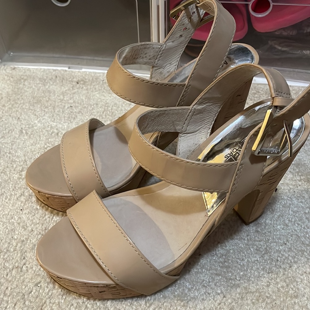 Michael Kors beige platforms 💋